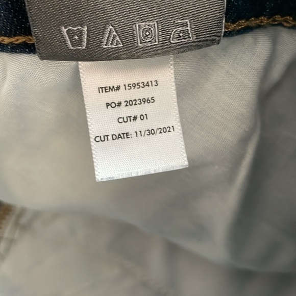 Torrid 5” Vintage Stretch Mid Rise Jean Shorts. Size 18. - Picture 13 of 13